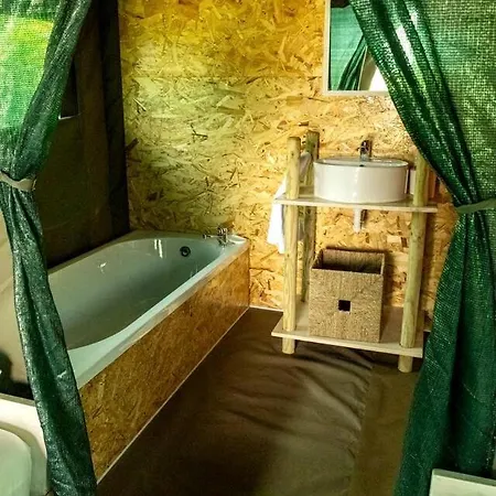 Scenic Safari Glamping Escape With Cavado River Views Near Peneda-geres In Ventosa, Portugal Οργανωμένο κάμπινγκ Ventosa (Braga)